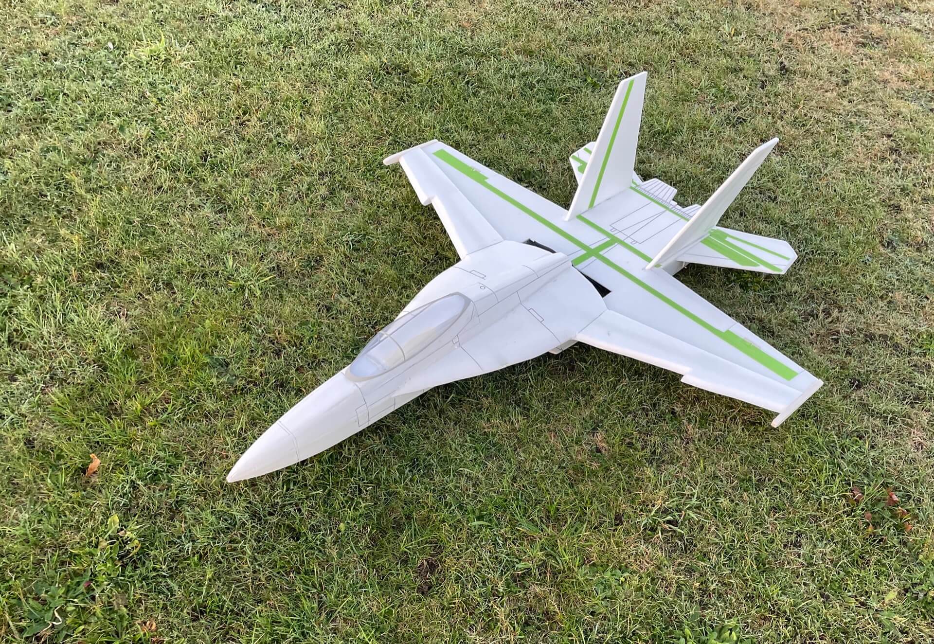 F18 Modell auf der Wiese vor dem Erstflug