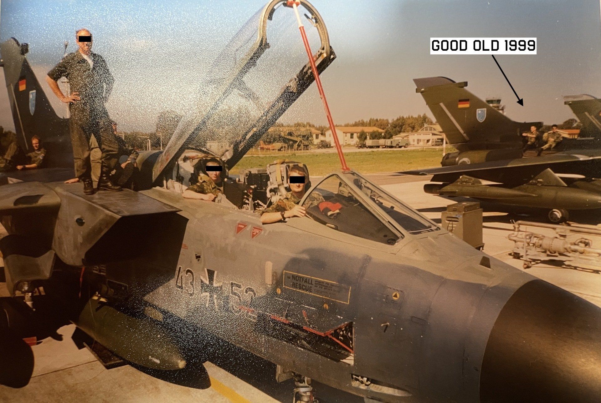 1999: Da hinten sonne ich mich auf einer Tragfläche des Tornado, während die Kameraden auch mal probesitzen dürfen. Probesitzen im Tornado.