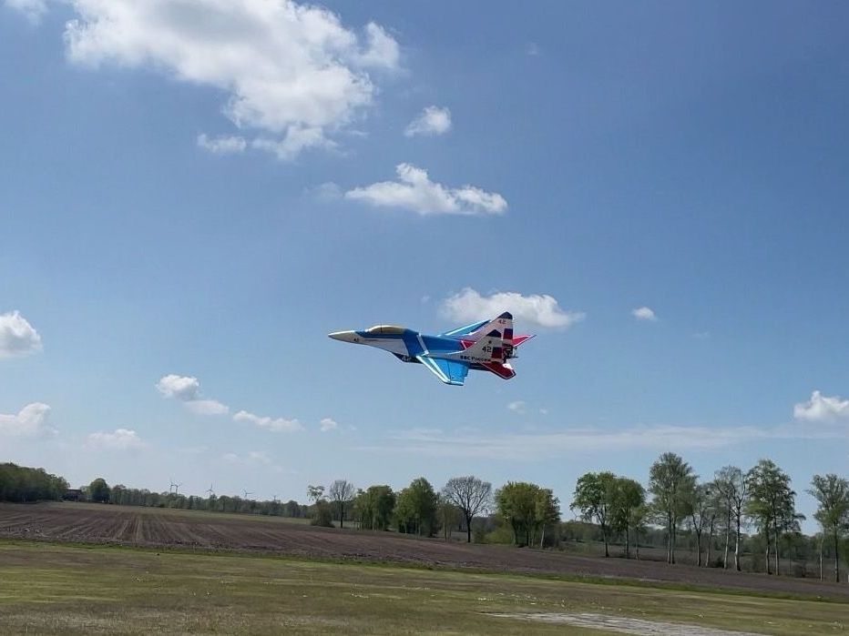 Ein Blick ins Cockpit. Mehr gibts im Premiumbereich. Das fertige Cockpit der F-18 in der Nahaufnahme mit Pilot, Instrumententafel und Schleudersitz. Alles aus Depron und Elektronikresten.