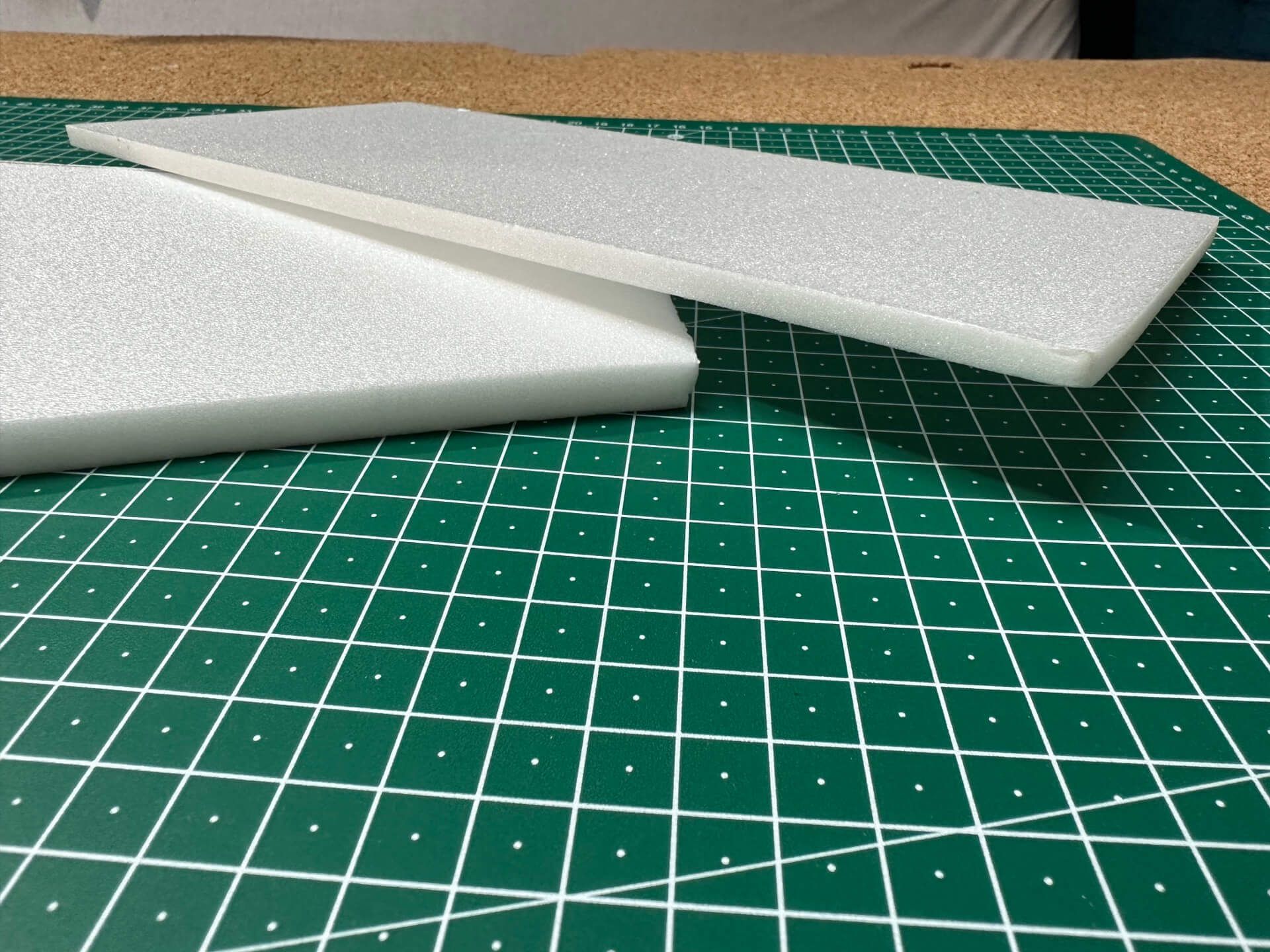 Depron Platten gestapelt mit Logo