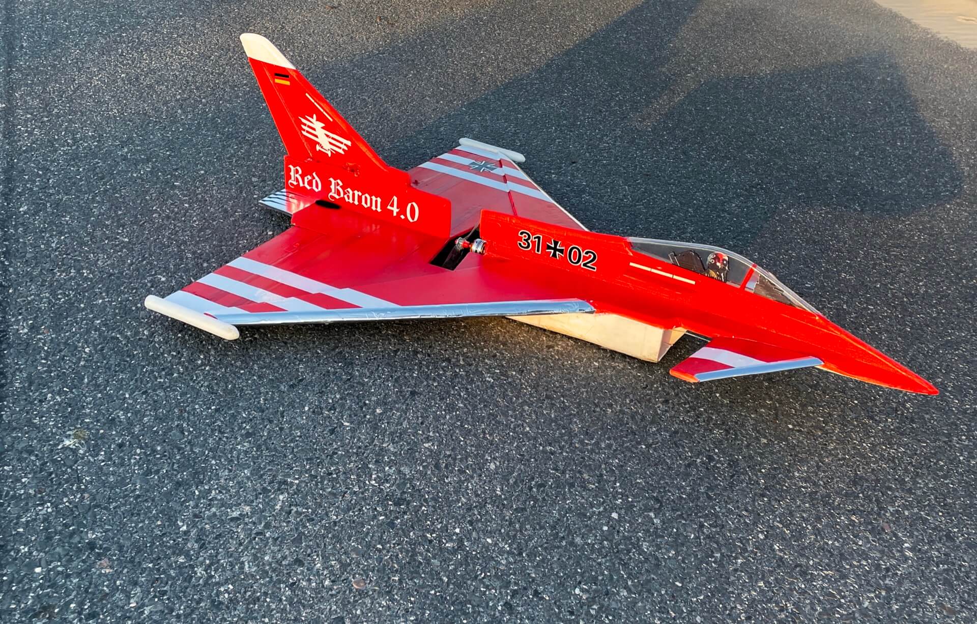 Als Wildflieger nutze ich nunmal nicht nur den Vereinsrasenplatz. Der Unterbodenschutz rückt da in den Fokus. RC Eurofighter auf der Startbahn