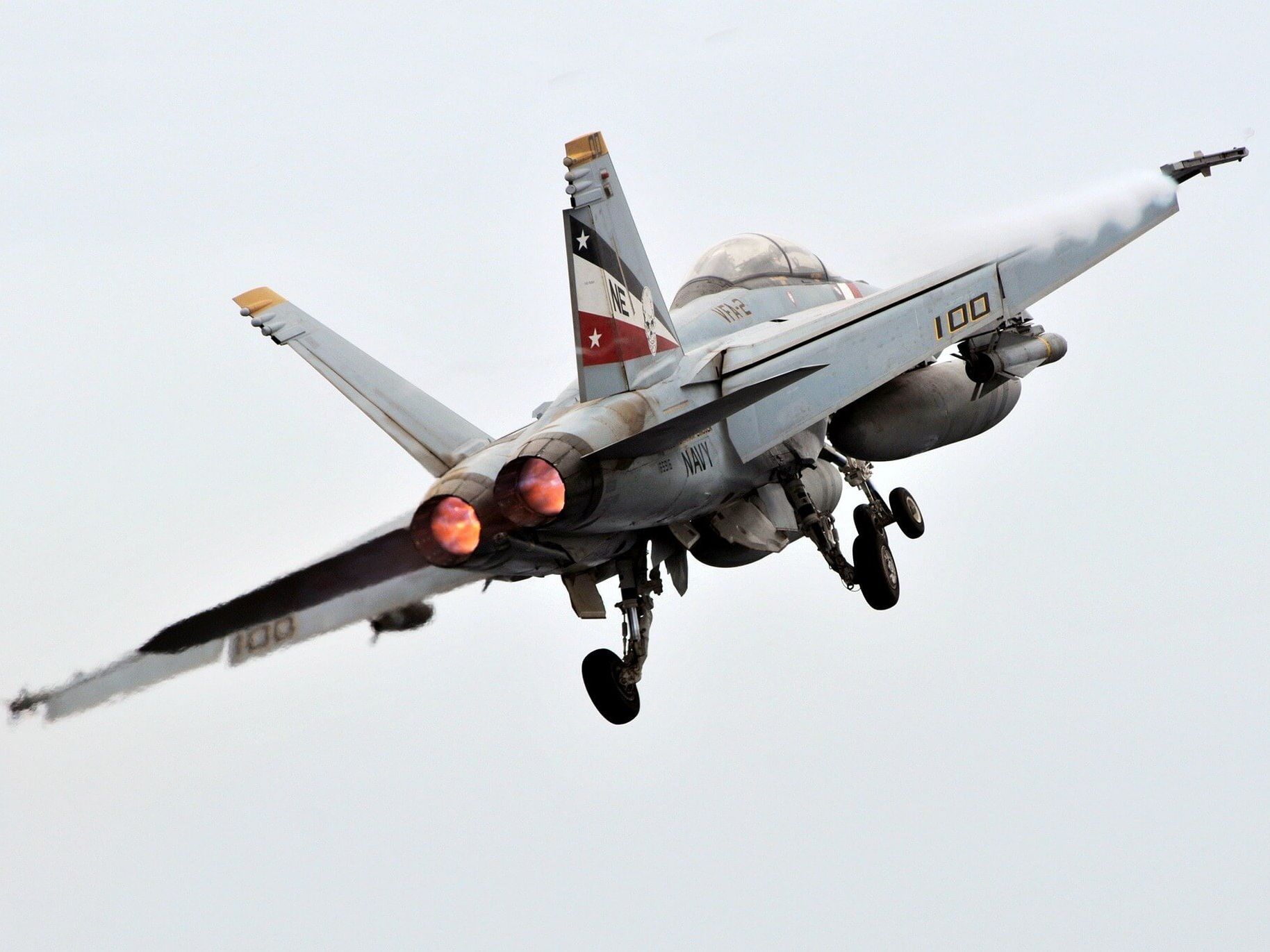 F-18 beim Start, Quelle: www.pixabay.com (Bild von Wikilmages auf Pixabay) F-18 beim Start auf einem Träger