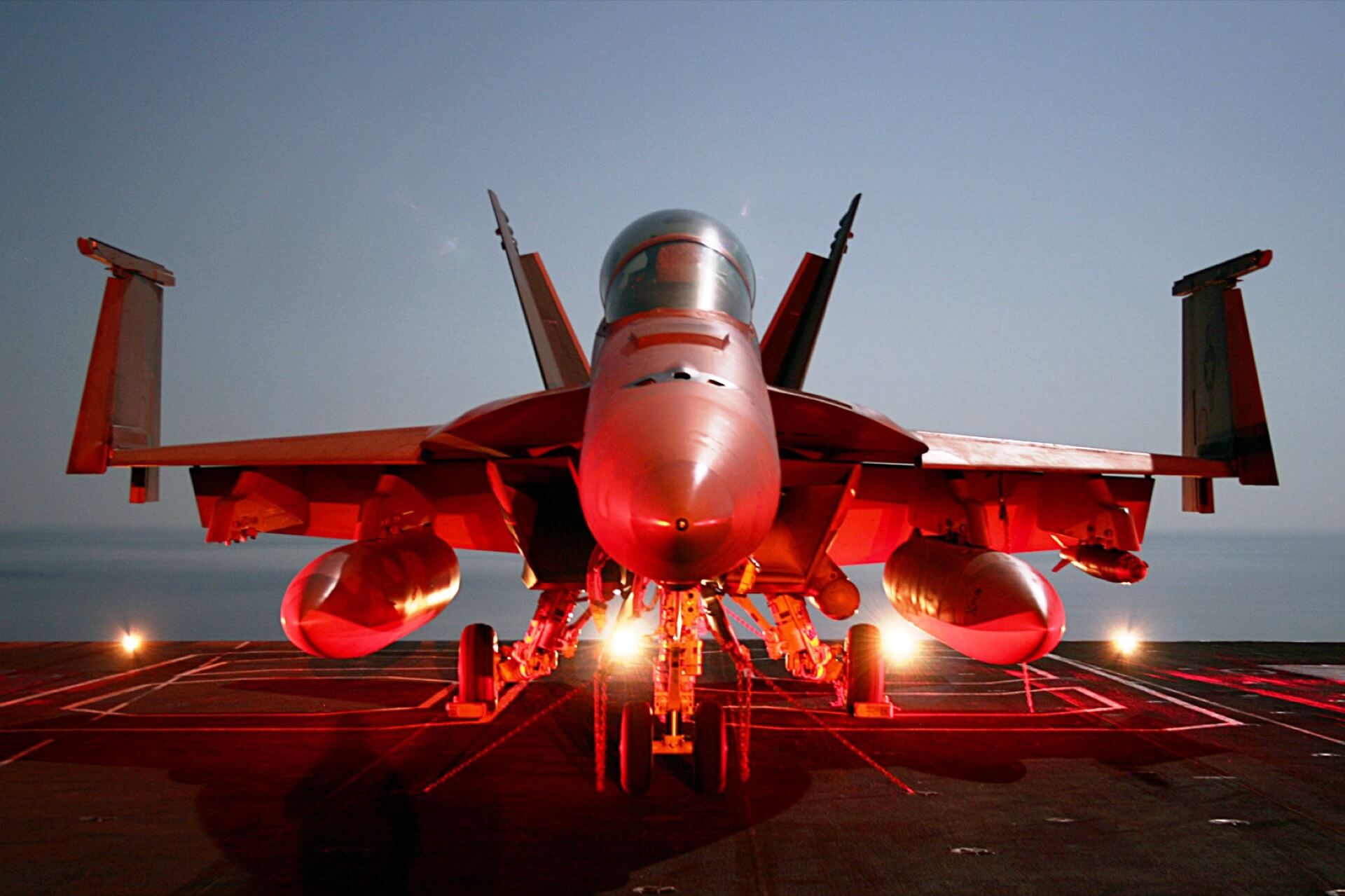 Bild einer F-18 auf dem Flugzeugträger. Quelle: www.pixabay.com (Bild von David Mark auf Pixabay)