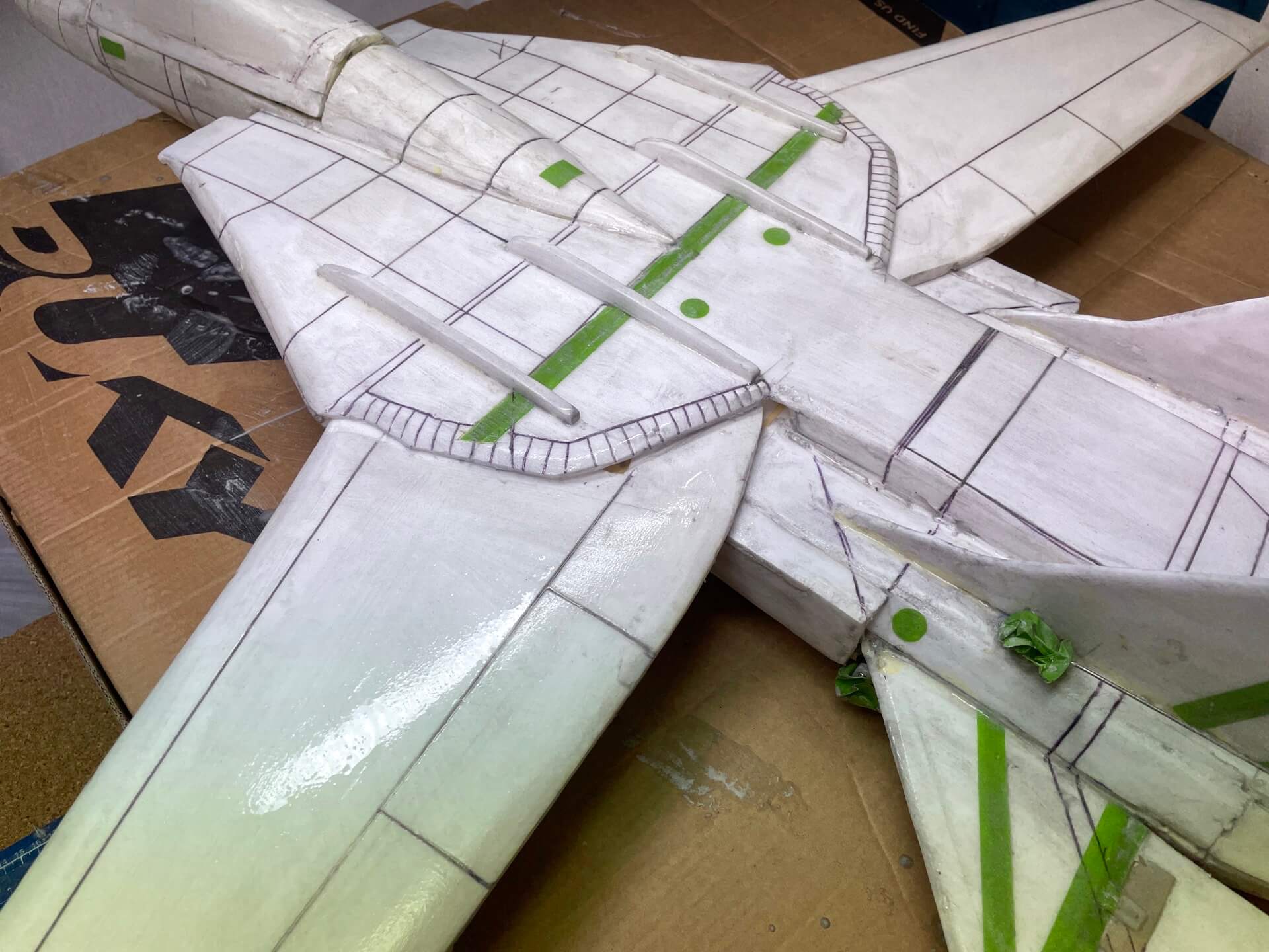 Der Tornado wird auf der gesamten Unterseite mit Glasfasergewebe geschützt. Im Flugvideo siehst Du auch warum... Schutz des Tornado PA-200 mit Glasfasergewebe.