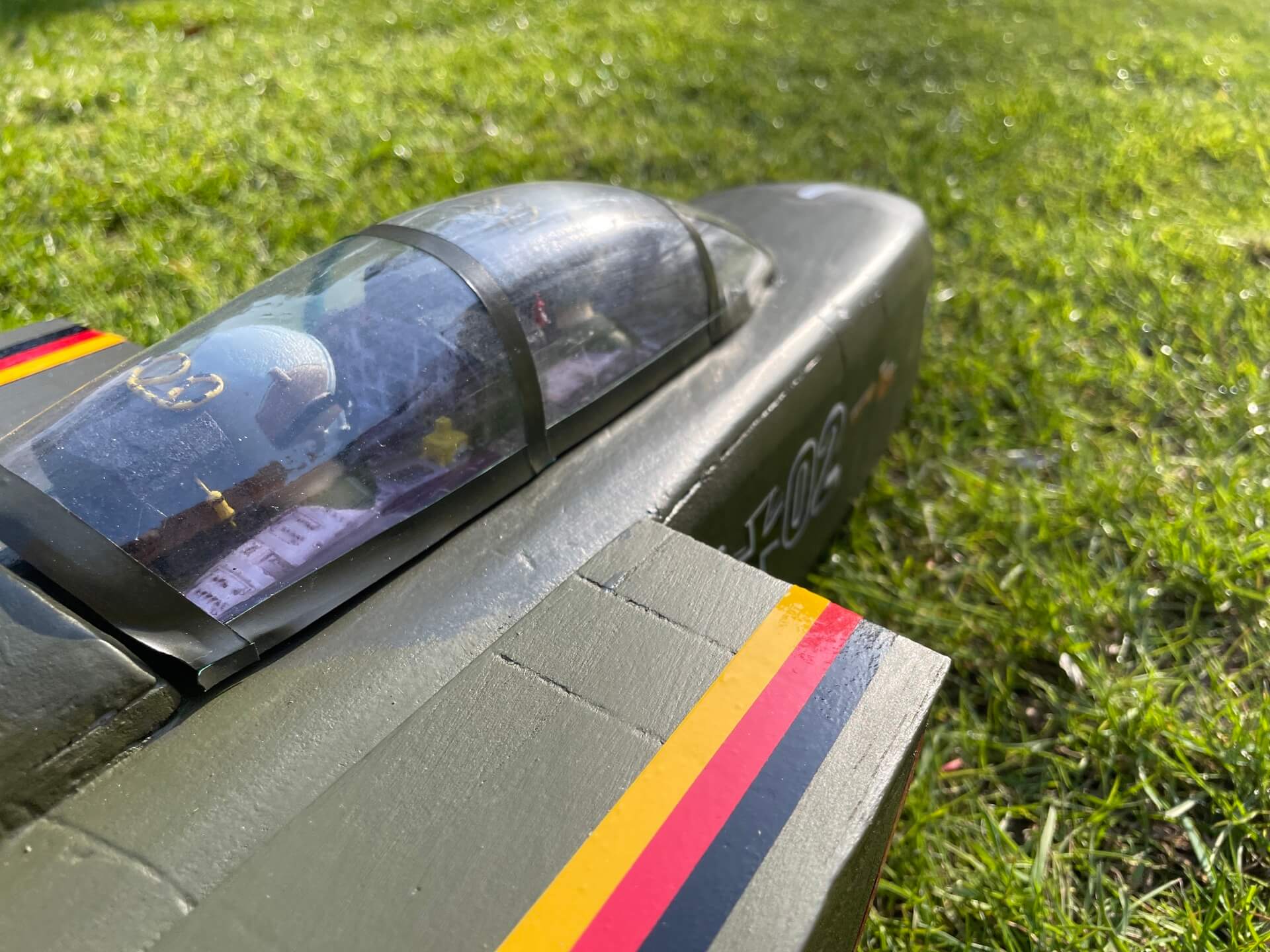 Panavia Tornado mit fertiger Kabinenhaube und zwei Pilotenfiguren.