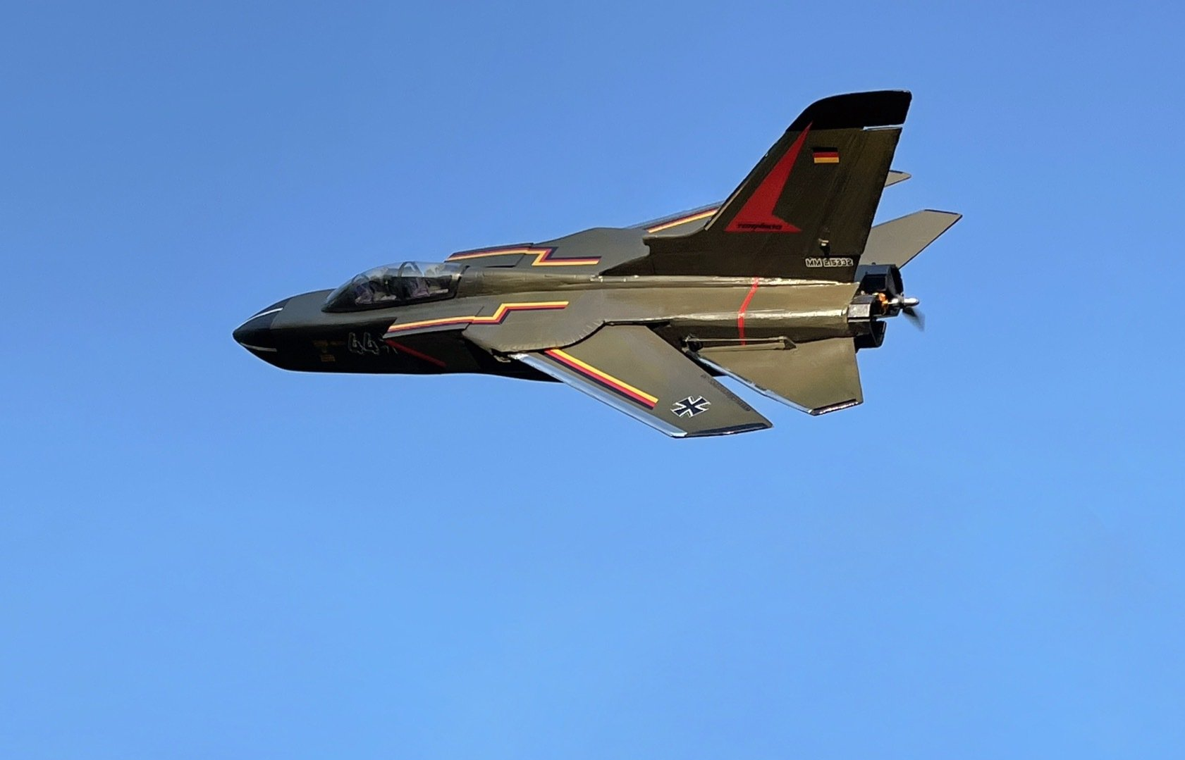 Mit eingeschwenkten Tragflächen im schnellen Vorbeiflug. Patricks Tornado aus Depron im schnellen Vorbeiflug