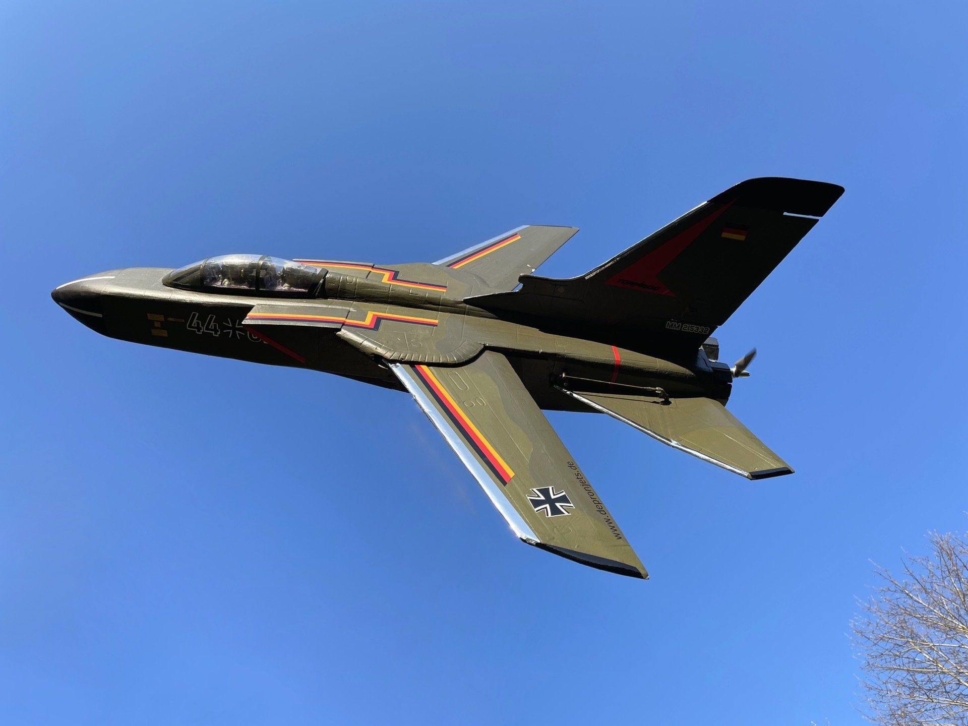 Solche Bilder gelingen nur mit einer zweiten Person. Vielleicht etwas zu dicht... Tornado - Vorbeiflug.