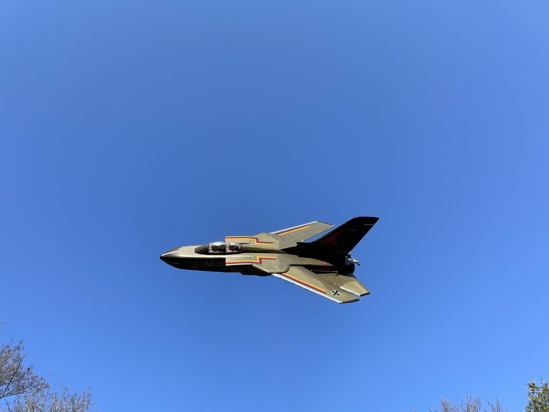 Die Kontraste der Oberseite funktionieren bei Sonnenschein seh gut. Tornado im Vorbeiflug mit Kammeramann.