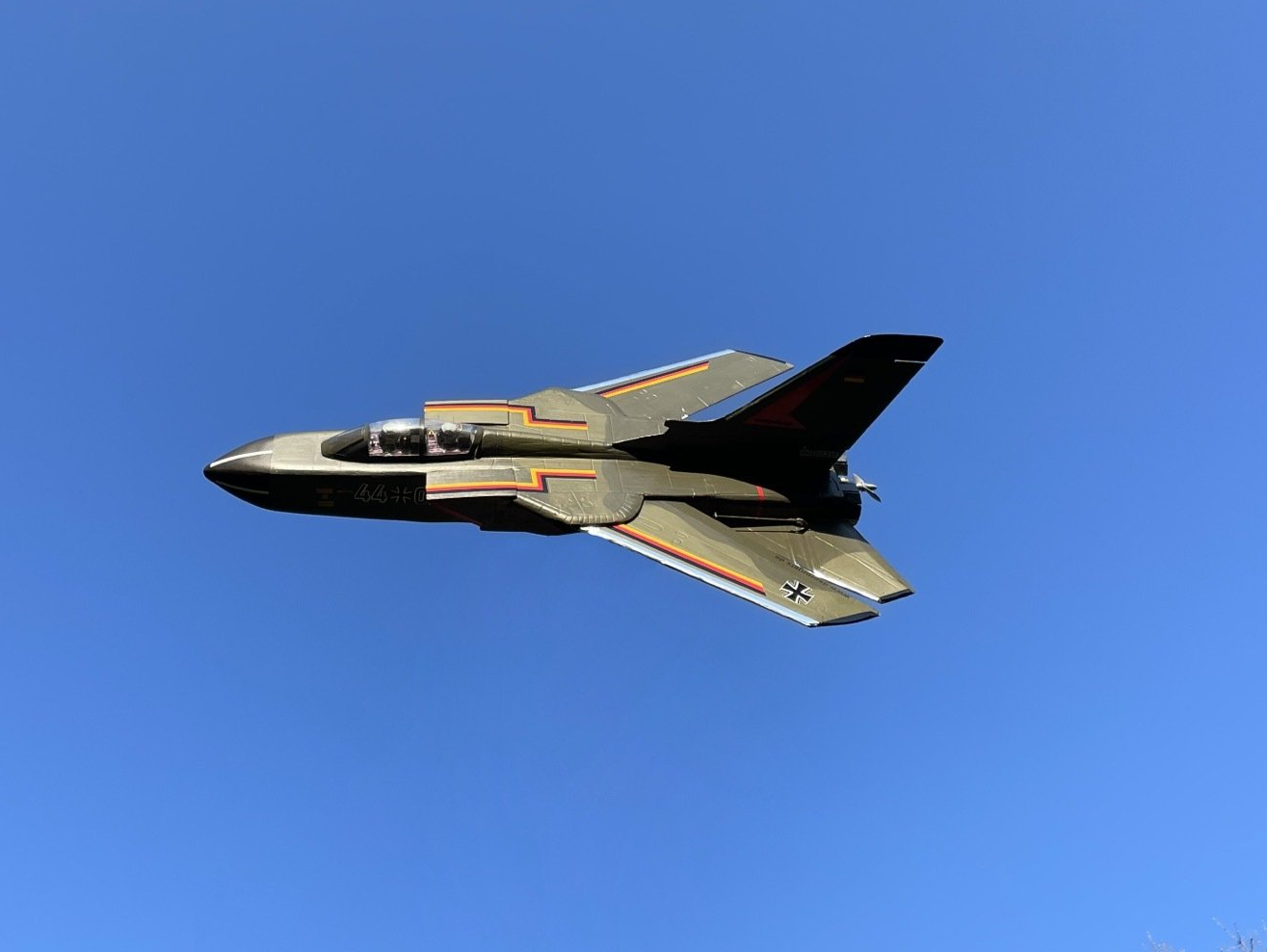 Tornado mit eingeschwenkten Tragflaechen im schnellen Vorbeiflug