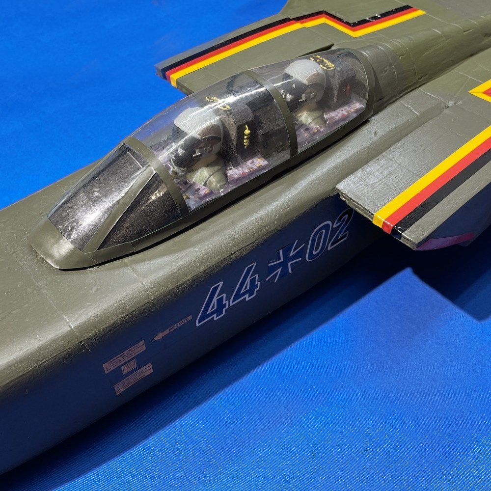 stilisiertes Tornado Cockpit mit 2 Pilotenfiguen als Miniatur Modell Modellflugzeug