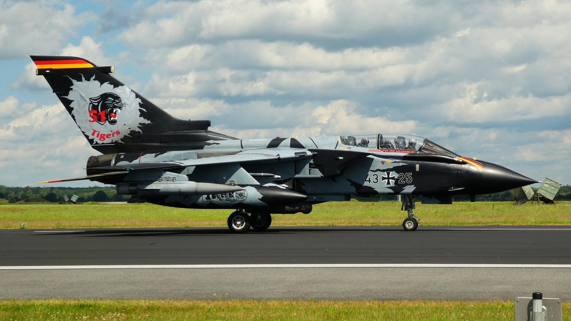 Tornado in einer aufwendigen Sonderlackierung der Tigermeet. (Quelle: wikipedia.org) Tornado der Tigermeet