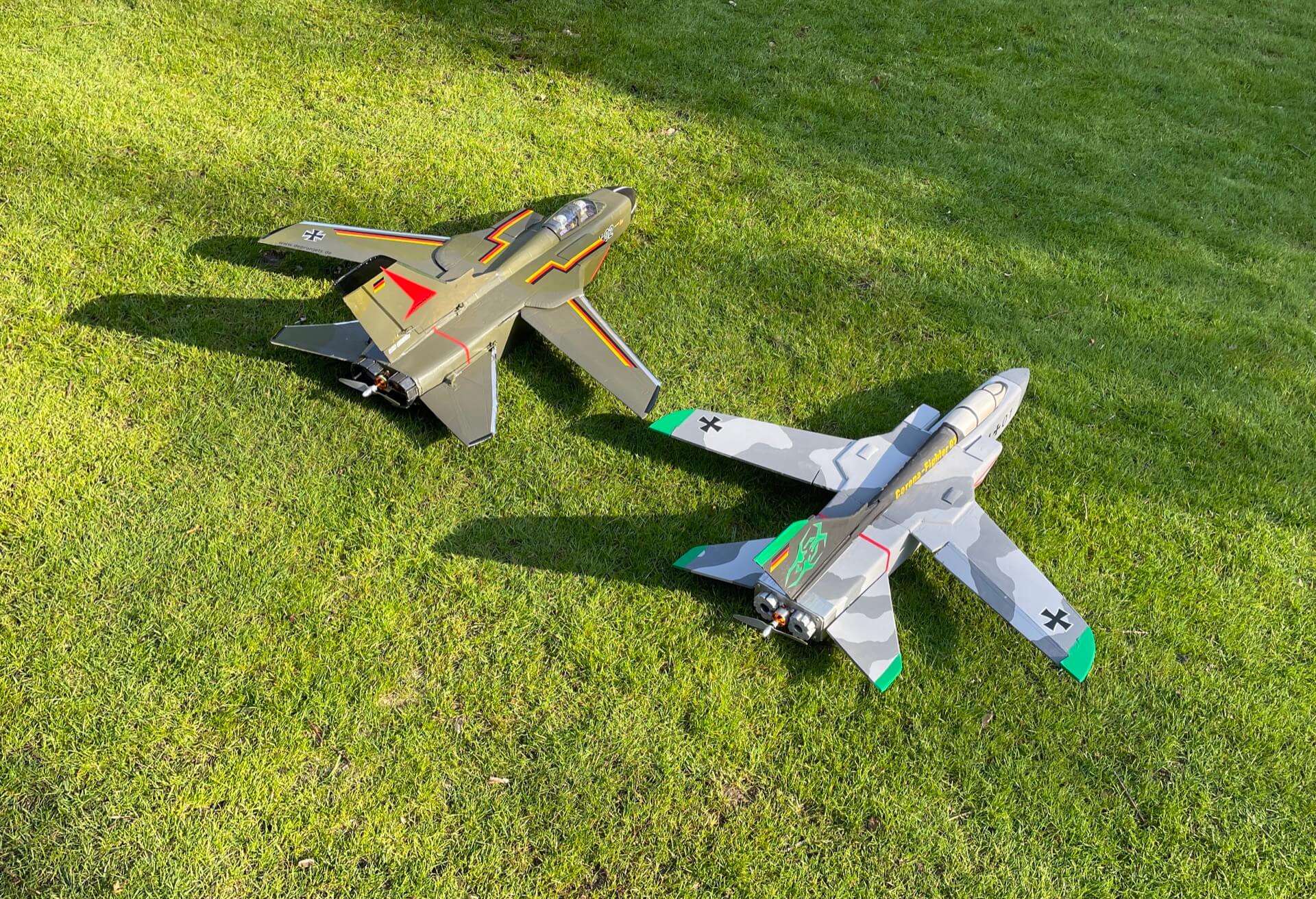 PA-200 Tornados im Duett auf der Wiese. Nimm Depronplatten und mache daraus DAS.
