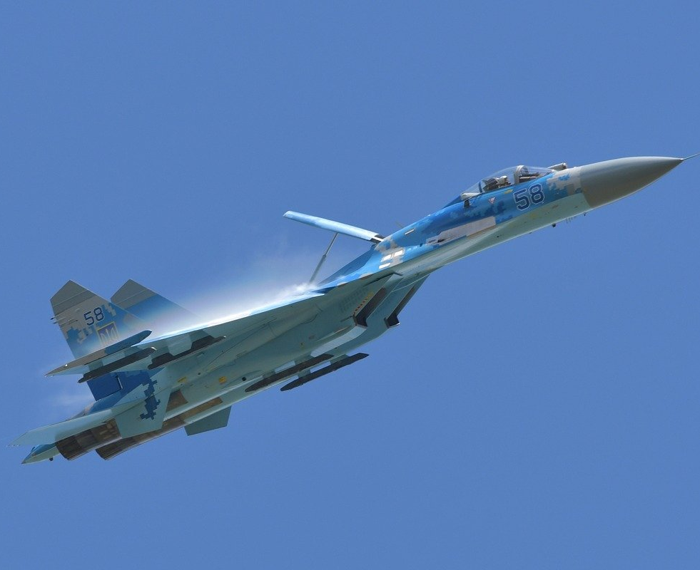 SU-30 mit Anstellwinkel (sog. High Alpha), unterstützt mit der Luftbremse. (Quelle: Bild von Eigil Nybo auf www.pixabay.de): SU-30 im langsamen Vorbeiflug mit Luftbremse
