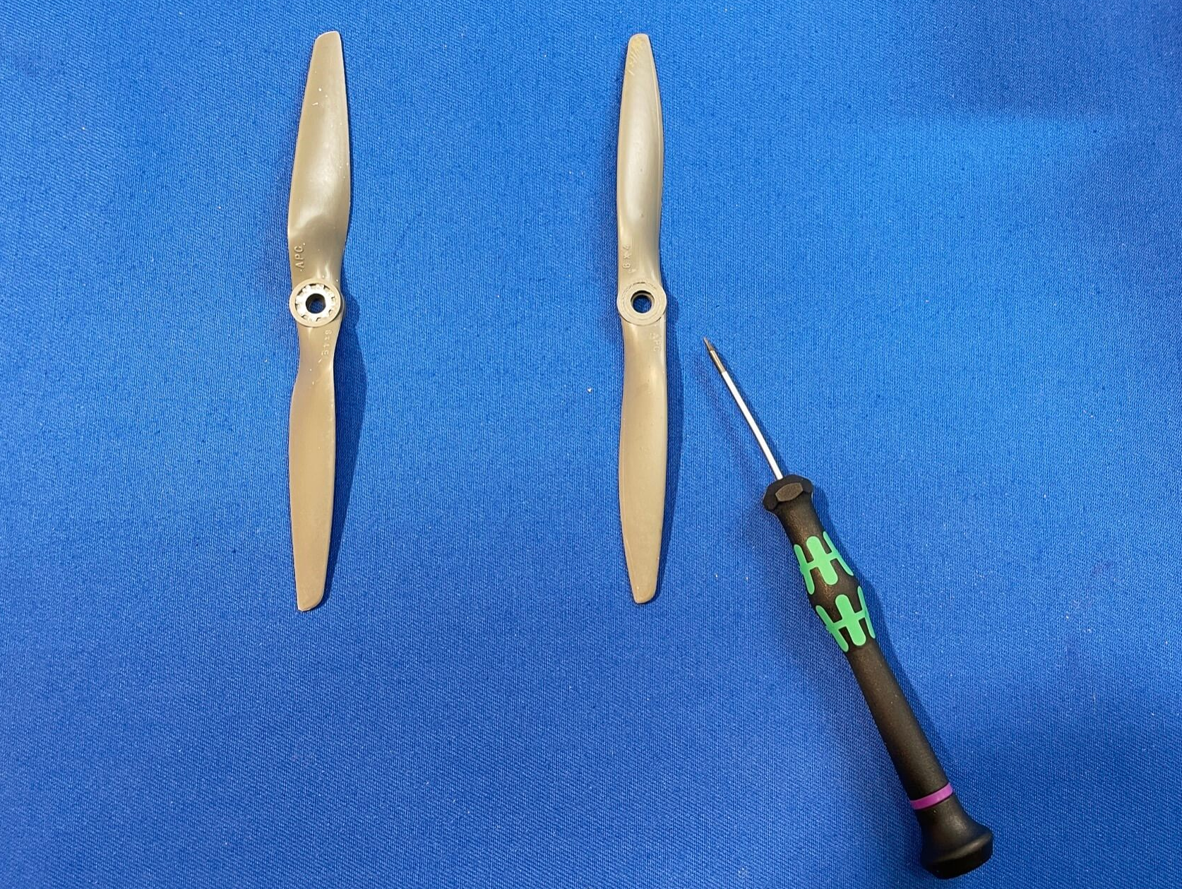 Trotz gleicher Werte (6x4) wirkt die Gas Version sichelförmiger und deutlich stabiler. APC Gas, die spezielle Luftschraube.