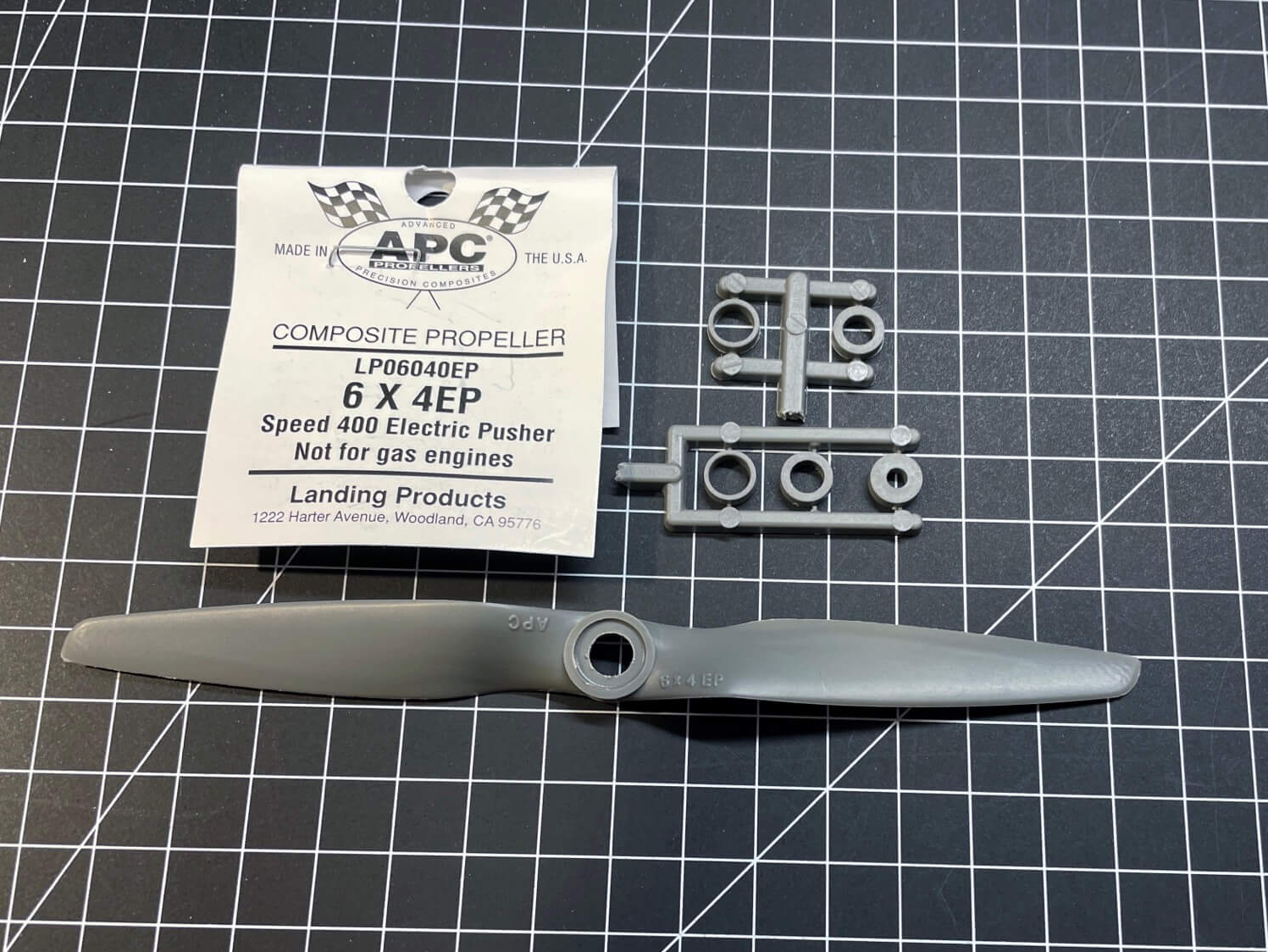 Der Lieferumfang ist Standard. Die Bohrung und Auswuchtung der Latten ist aber maximal Mittelfeld. Du wirst als noch selber Hand anlegen müssen für den  APC Propeller in 6x4