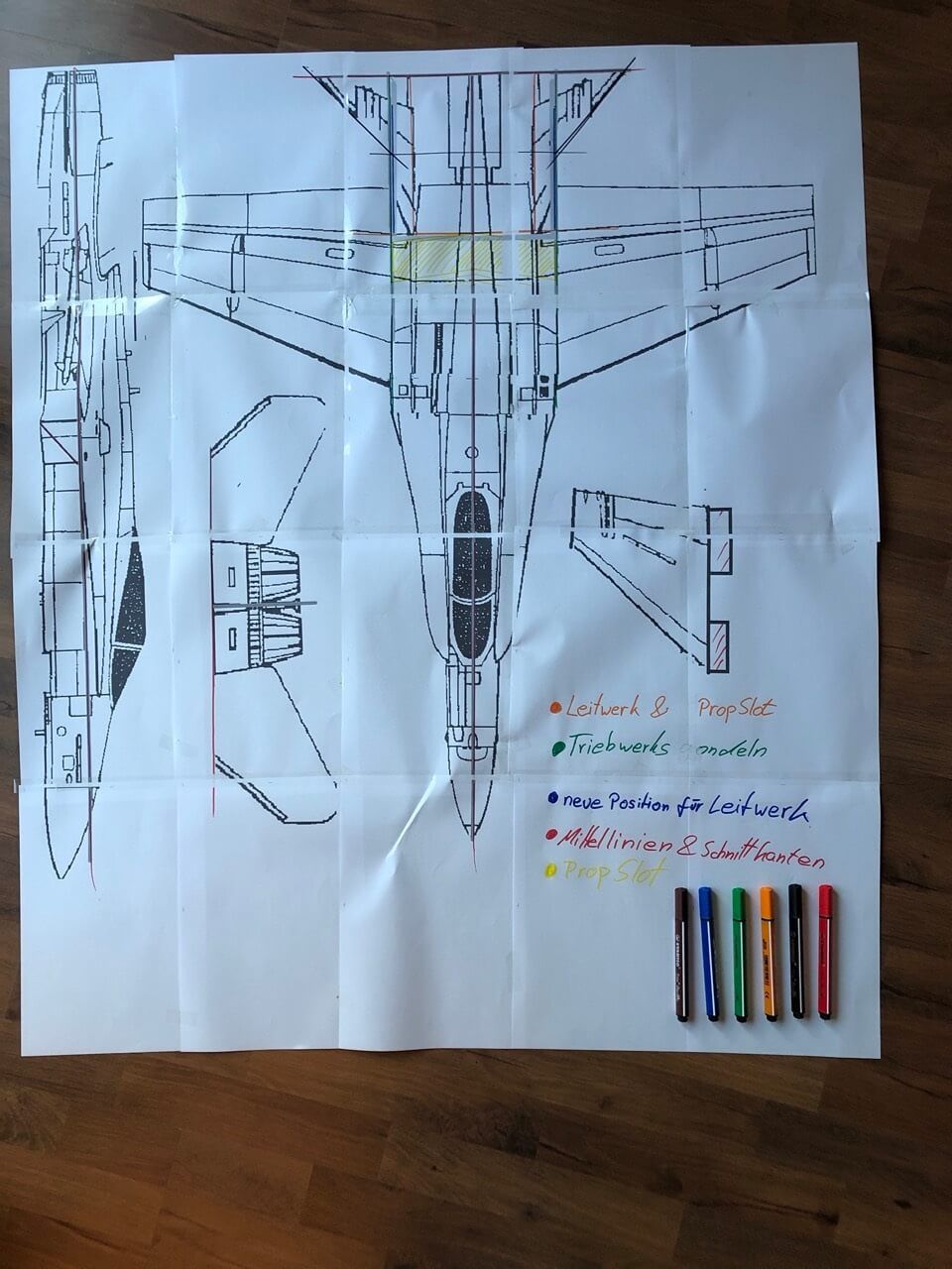 Fertiger Bauplan mit farbigen Hilfslinien. Bauplan fertig mit Hilfslinien