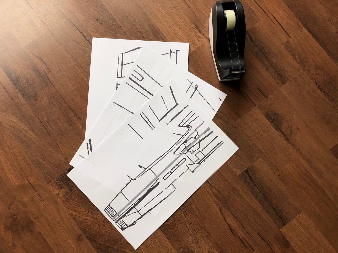 Bauplan im ausgedruckten Zustand vor dem Zusammenkleben. Bauplan ausgedruckt auf dem Boden einzeln