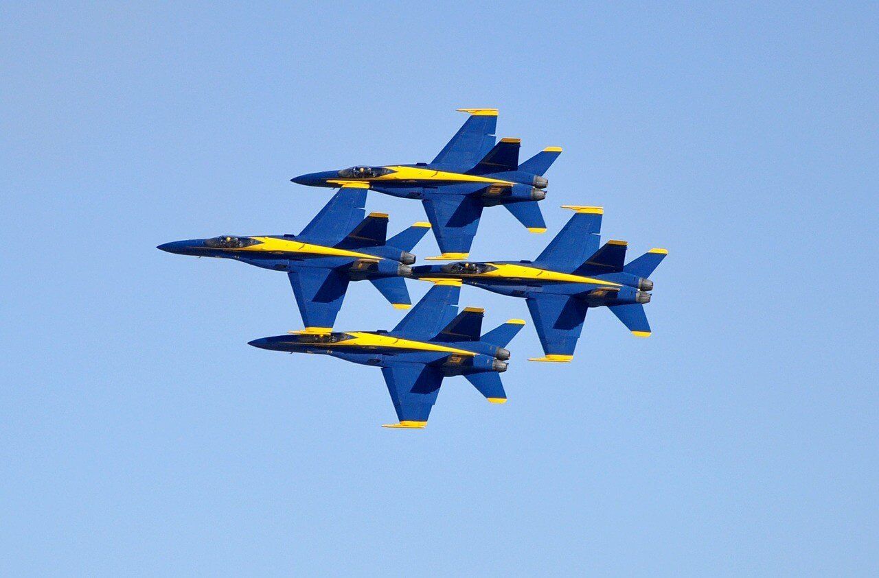 US Navy Blue Angels (Quelle: Dave Griepsma auf www.pixaby.com) F-18 Blue Angels US Navy in Close Formation