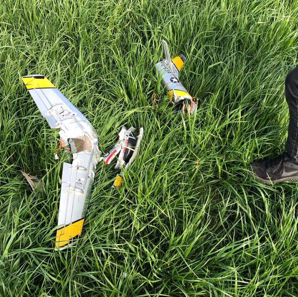 Als Unfallursach verrate ich Dir hier nur: Überlastung der Flugzeugzelle, also Konstruktionsfehler in Kombination mit Flugmannövern. Wer genau hinsieht, endeckt mein Experiment. Unfallstelle der F-86 Sabre.