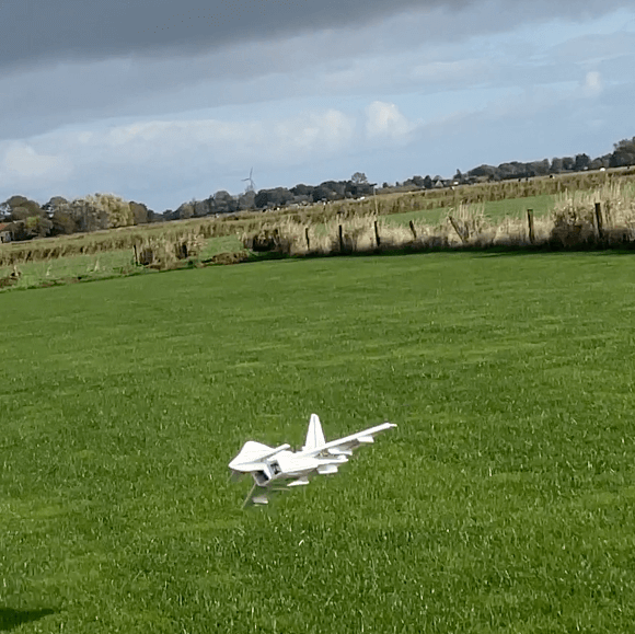 Eurofighter aus Depron beim Landeanflug kurz vor dem Aufsetzten