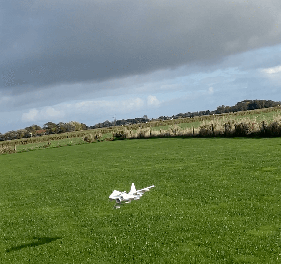 Landung, mit leichtem Anstellwinkel. Pass hier auf, dass Du nicht zu stark das Höhenruder ziehst, sonst gleitet der Eurofighter solange, bis er irgendwann doch unsanft zu Boden knallt. Landung des Eurofighter EF2000 aus Depron auf dem Modellflugplatz.