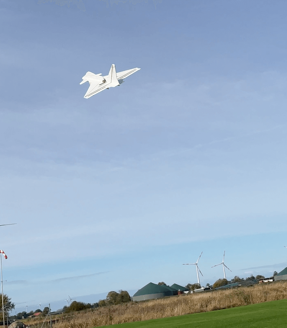 Start des Eurofighter. Hierbei gab es keine besonderen Auffälligkeiten, außer der Rollbwegung nach links, hervorgerufen durch das leichte Drehmoment des rechtsdrehenden Antriebs. Start