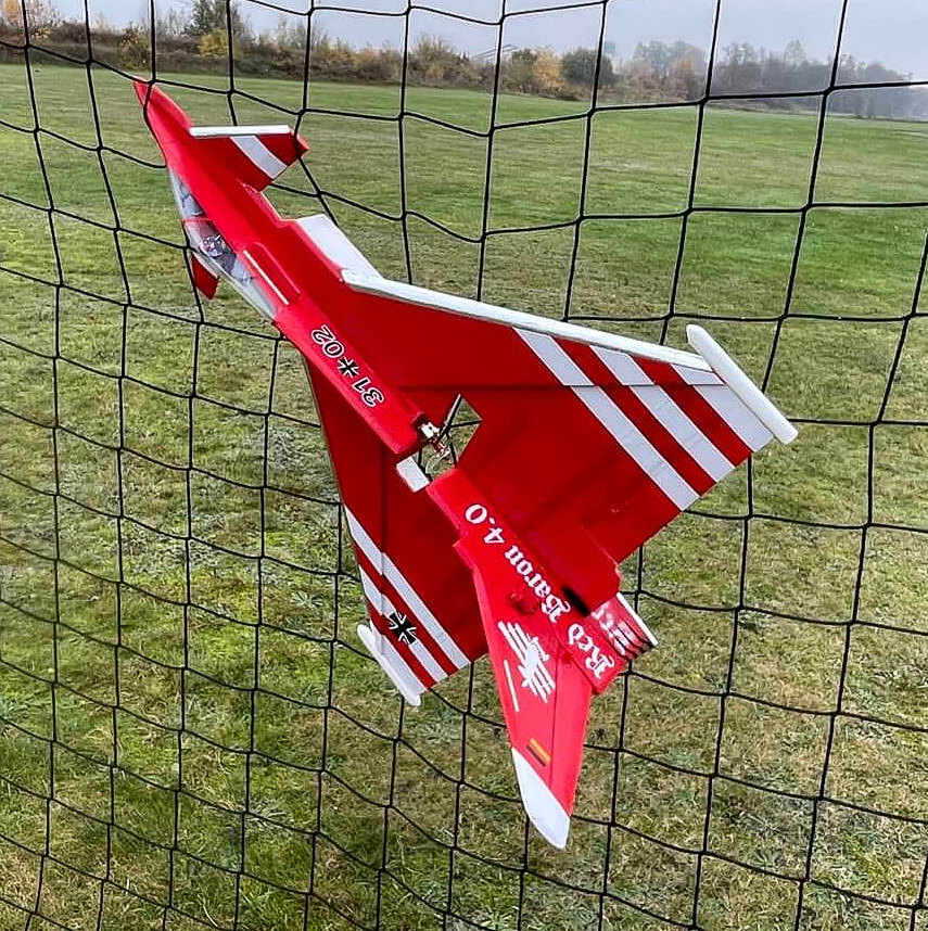 Der Eurofighter Red Baron 4.0 im Fangzaun. Damit niemand darauftritt.