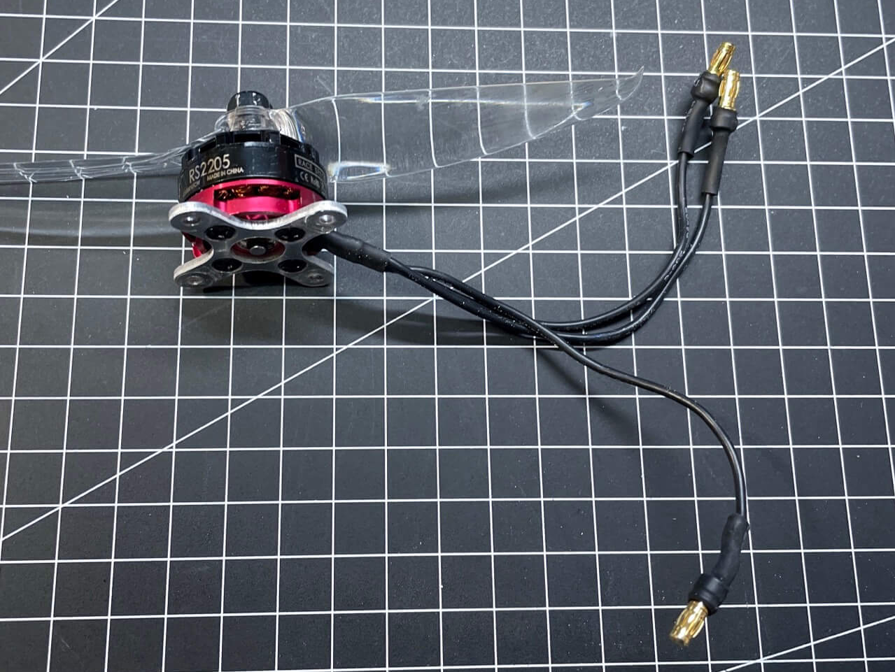 Obwohl recht klein, scheint der EMAx sehr viel  Gemfan Motoren sind auf der Überholspur