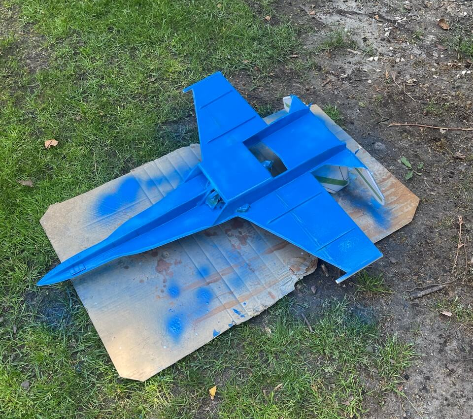 Sprühfarbe in der ersten Schicht auf der Oberfläche der F-18
