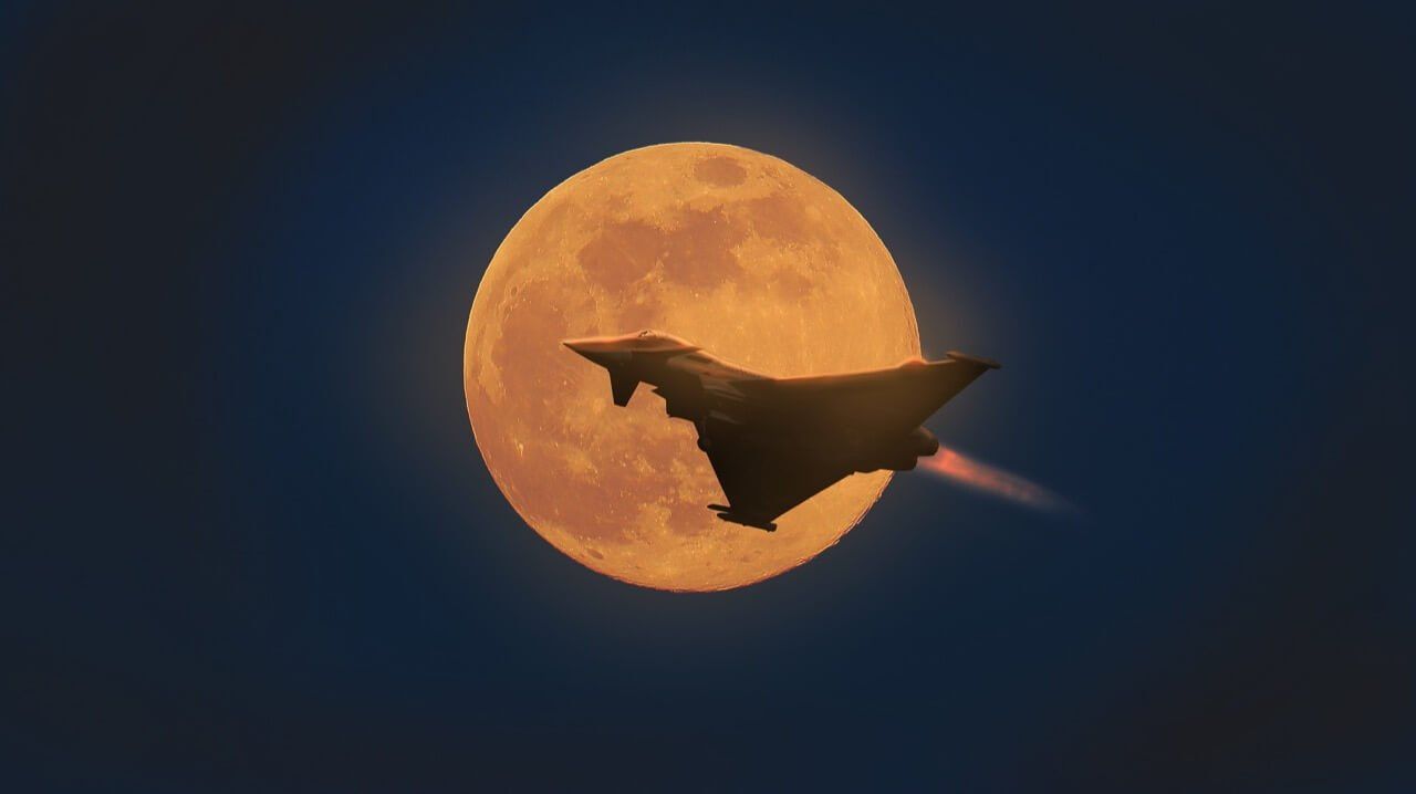 Eurofighter-Foto (Quelle: www.pixabay.de, freie komerzielle Nutzung) EF2000 vor Mond Ambiente