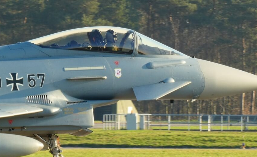 Eurofighter-Foto (Quelle: www.pixabay.de, freie komerzielle Nutzung) EF-200 von Richthofen beim Start