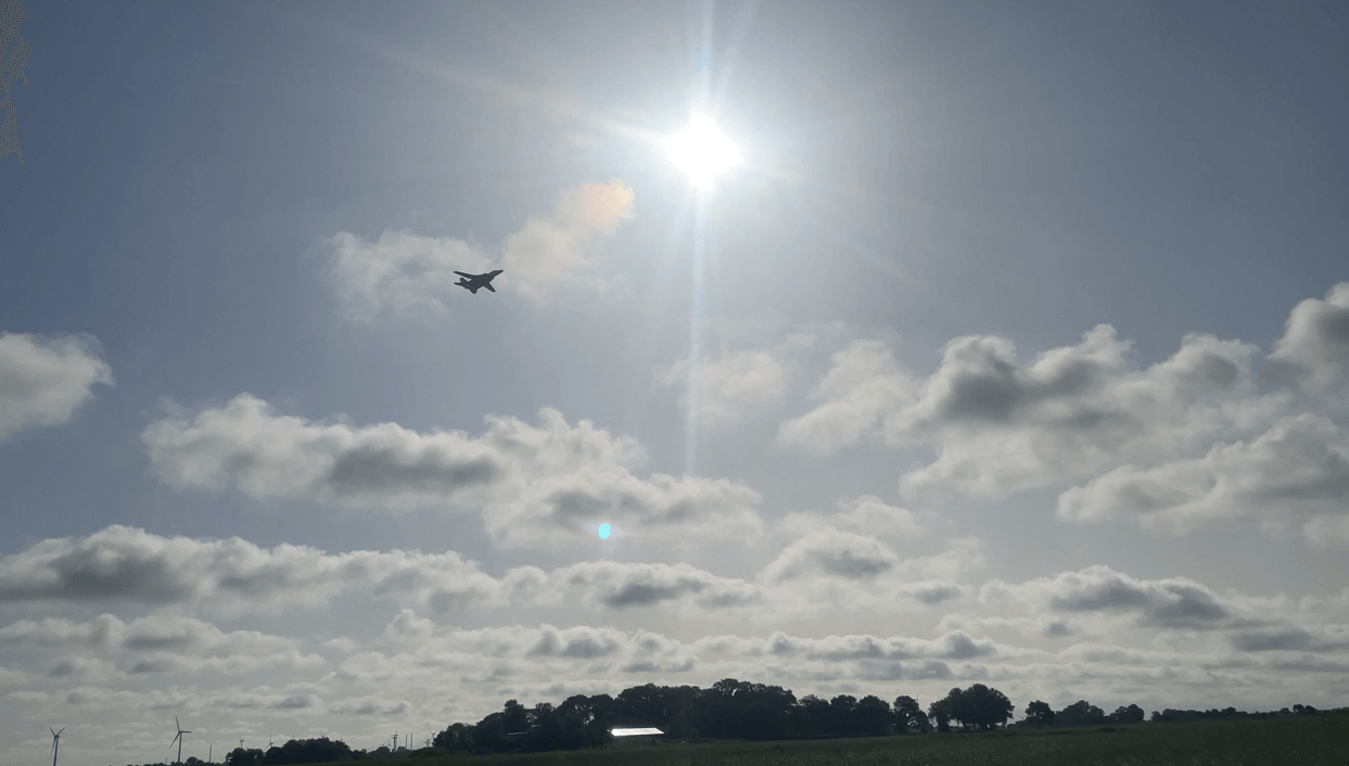 F-14 im Ueberflug vor der Sonne.