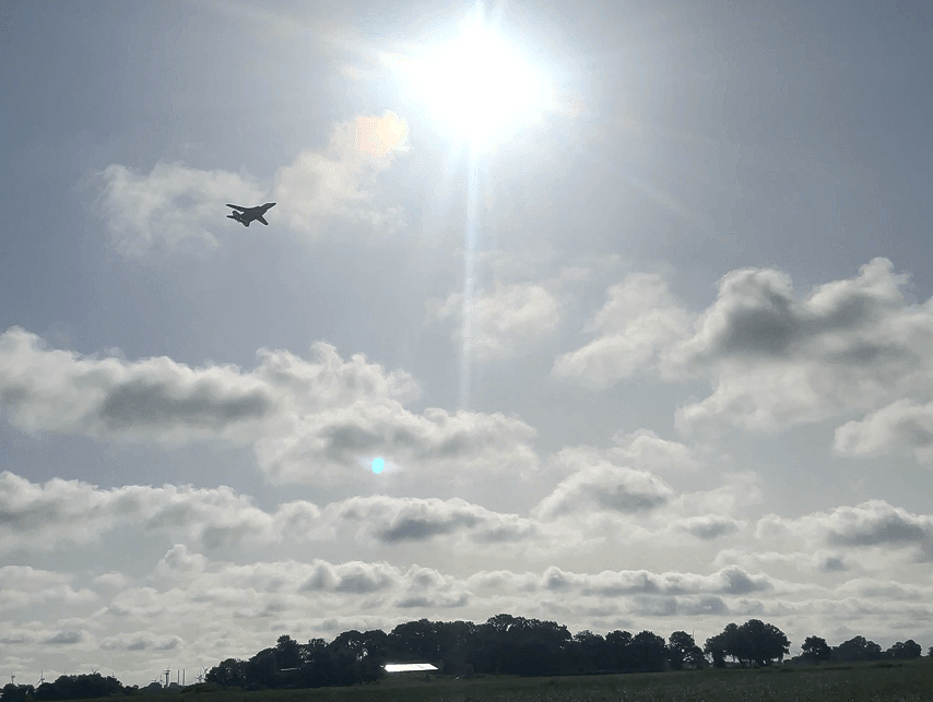 Ein hoher Überflug. Ein schöner Überflug vor der Sonne.