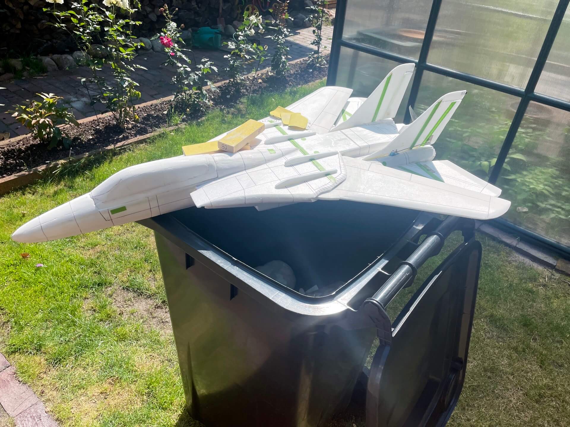 Schleifen einer Depronjet F-14 über der Mülltonnen im eigenen Garten