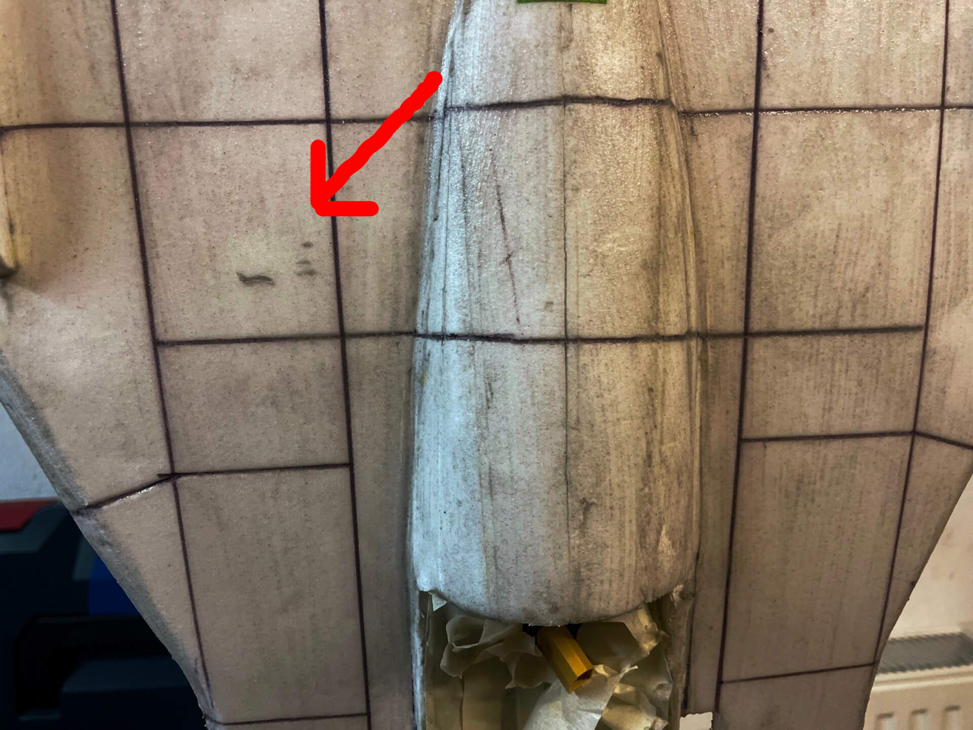 Hier sieht man sehr gut die füllende Wirkung der Parkettlackmischung in Dellen und Furchen Füller aus Parkettlack