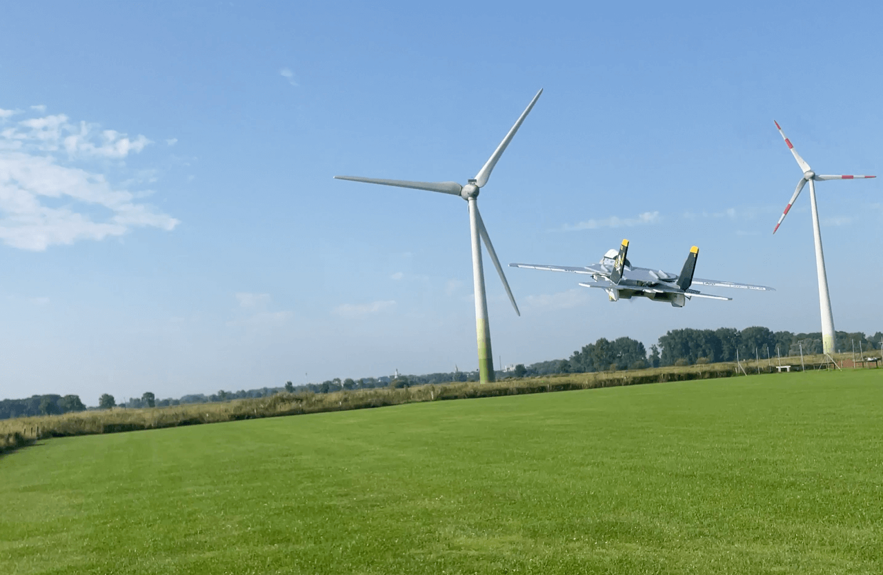 Mit einem leichten Steigwinkel fliegt die F14 davon. Start