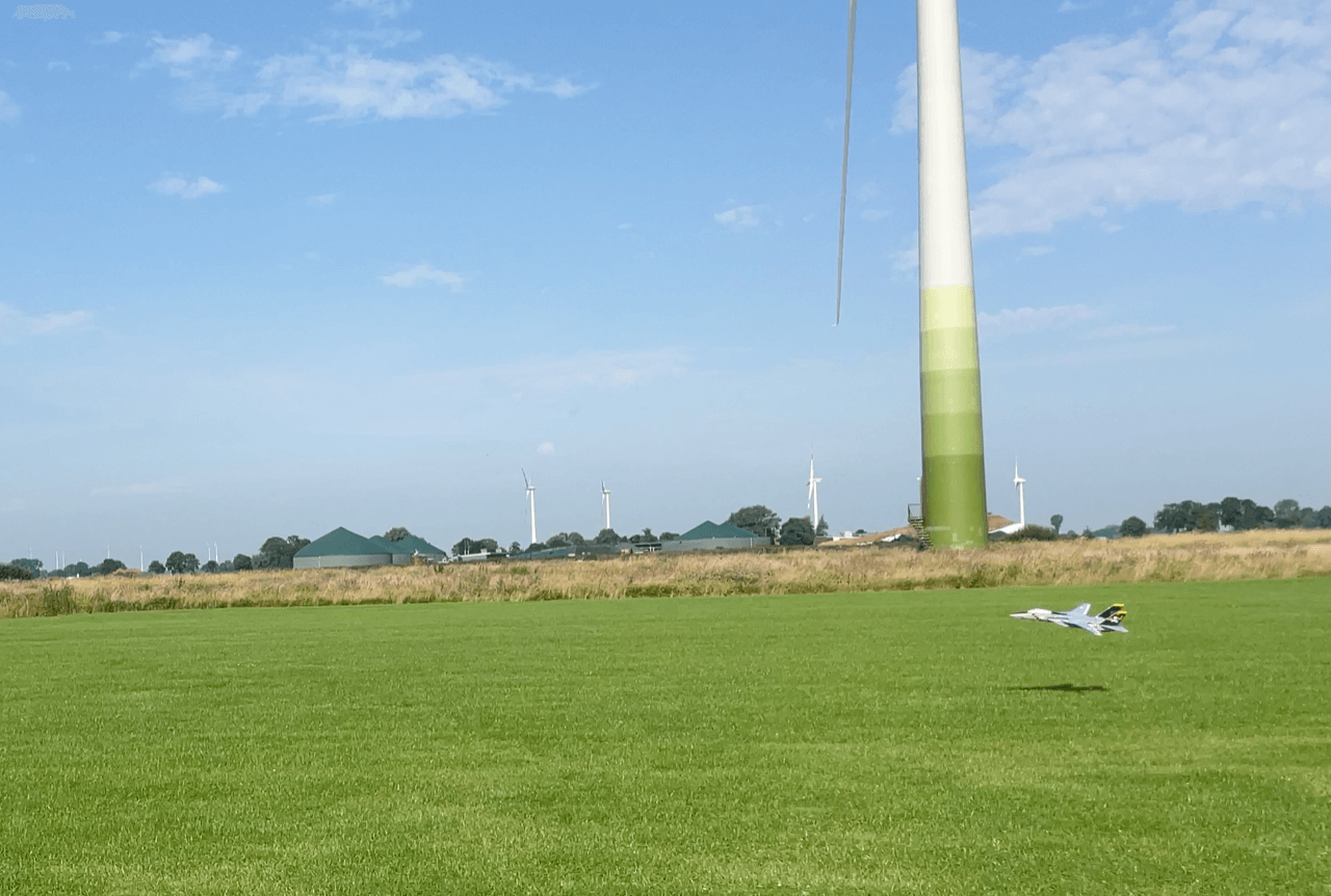 Auch hier siehst Du, wie das Modell ab einer bestimmten Geschwindeigkeit nach links rollen oder kippen will. Achtung also. Landeanflug zum Touchdown