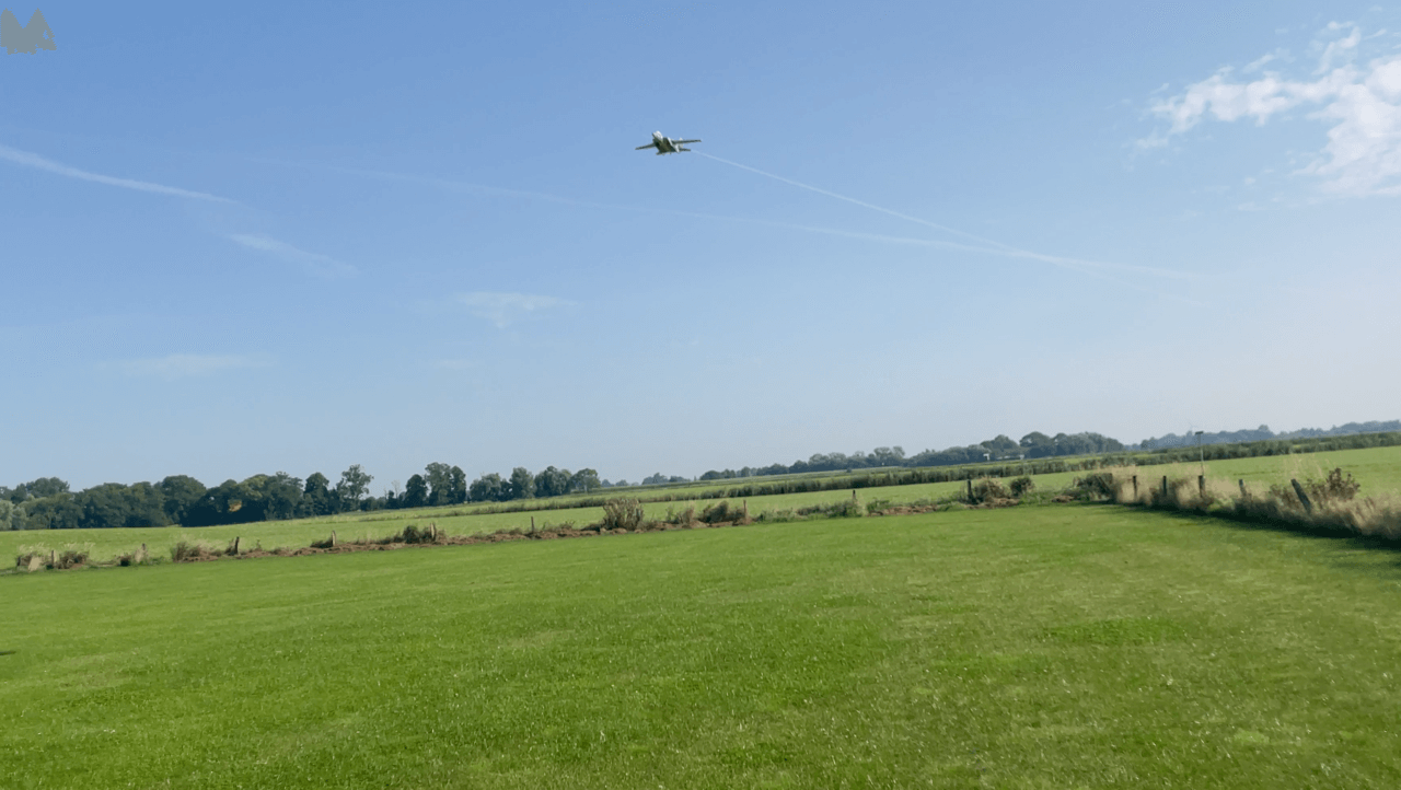 Einen hohen Überflug, am besten gerade über meinen Kopf. Ich nutze dies gerne, um die Geradeausflugeigenschaft zu beurteilen, bzw. bei anderen Modelle die Seitenruder zu trimmen. Überflug zum Justieren der Geradeausflugeigenschaften.