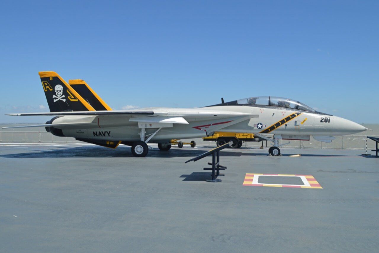 F-14 der Jolly Rogers-Staffel (Quelle: Wikimedia-Commons by Alan Wilson, 40432618254) F14- static-display-201