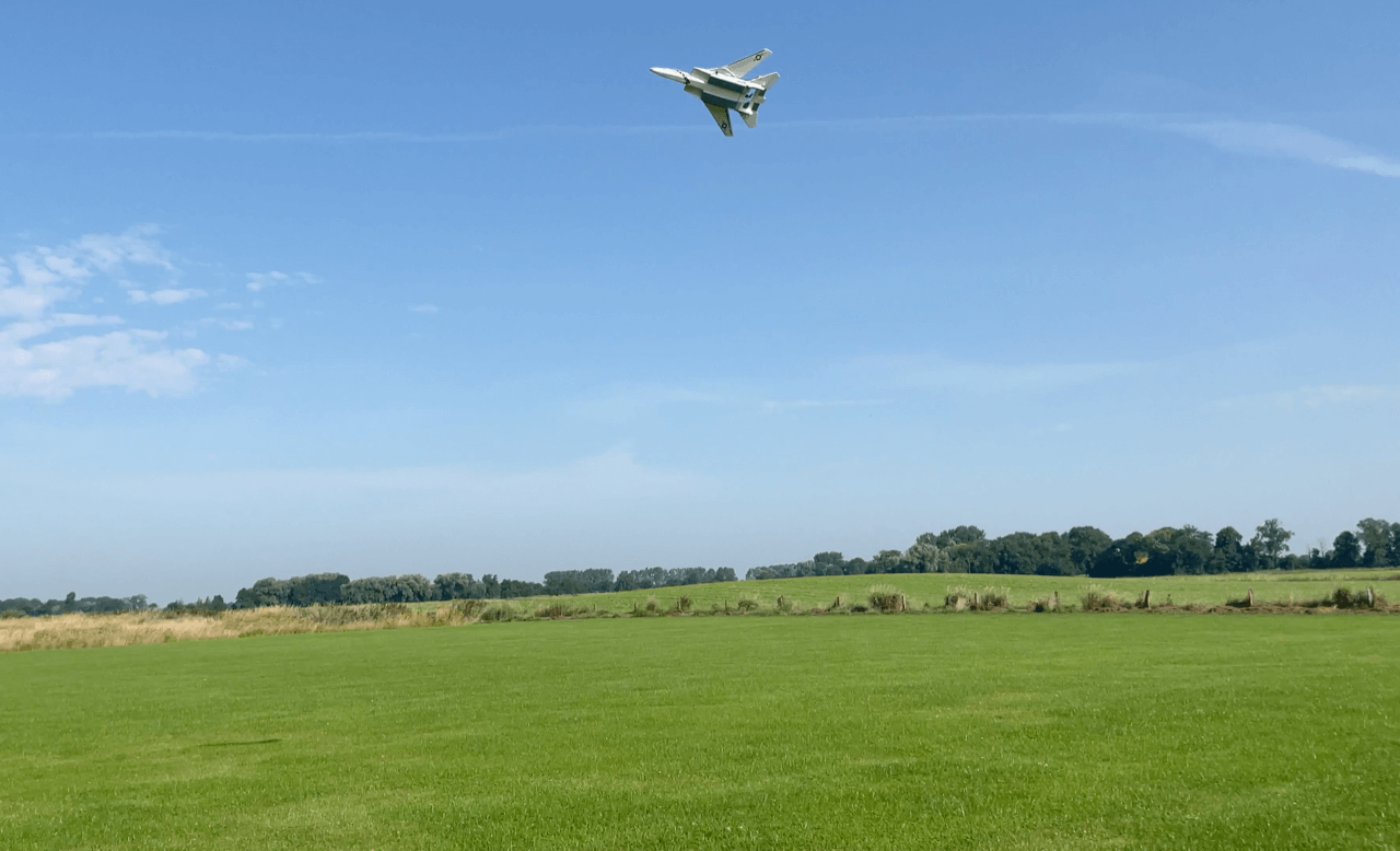 In einer Kurve sieht es besonders gut aus, wenn gleichzeitig die Tragflächen einschwenken. Turn & Burn eben... Kurvenflug, während die Schwenkflügel einklappen