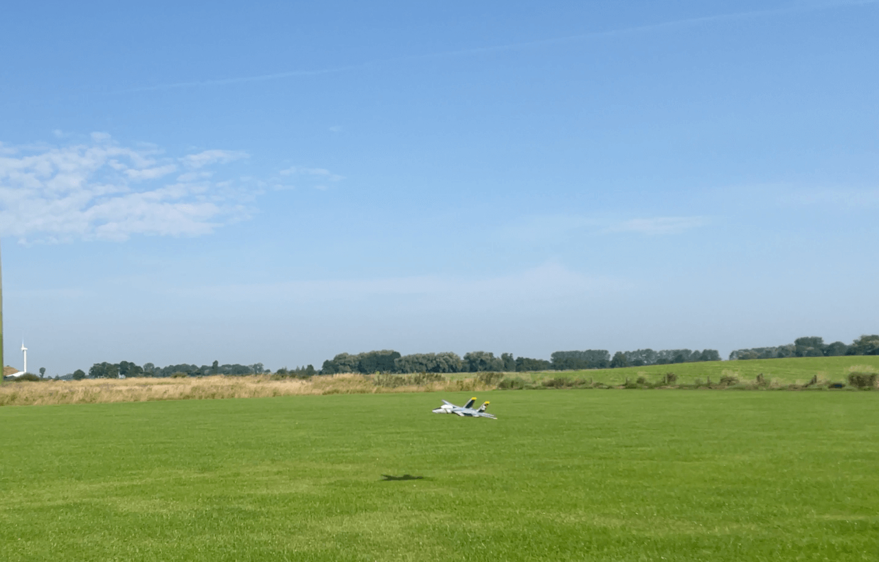 Ein tiefer langsamer Anflug. Du siehst, wie die Maschine nach links rollt. Langsamer Flug mit Rollmoment
