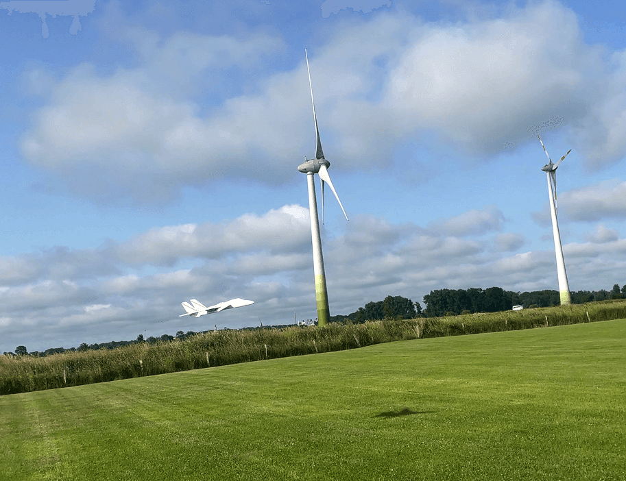 Der Landeanflug beinhaltet einen relativ geringen Anstellwinkel. Demzufolge hoch ist die Geschwindigkeit. F14 mit kleinem Anstellwinkel im Landeanflug.