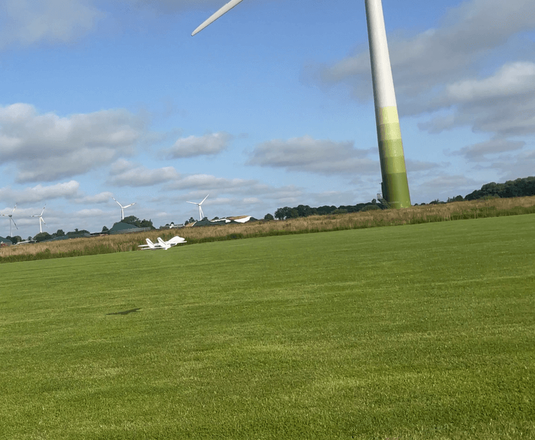 Der Landeanflug sollte mit etwas Geschwindigkeit erfolgen, um einen Strömungsabriss zu vermeiden. F14 im Landeanflug auf der Wiese