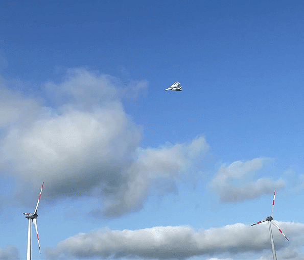 Als Delta mit eingeschwenkten Tragflächen muss Du auf die Rollrate achten oder Du erhälst einen fliegenden Korkenzieher. F14 in Delta-Konfiguration (sweep)