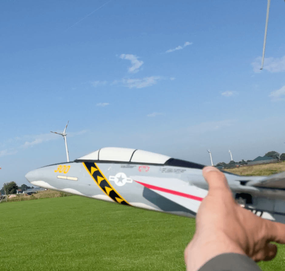 F-14D aus Depron fertig beim Start aus der Hand auf dem Vereinsflugplatz