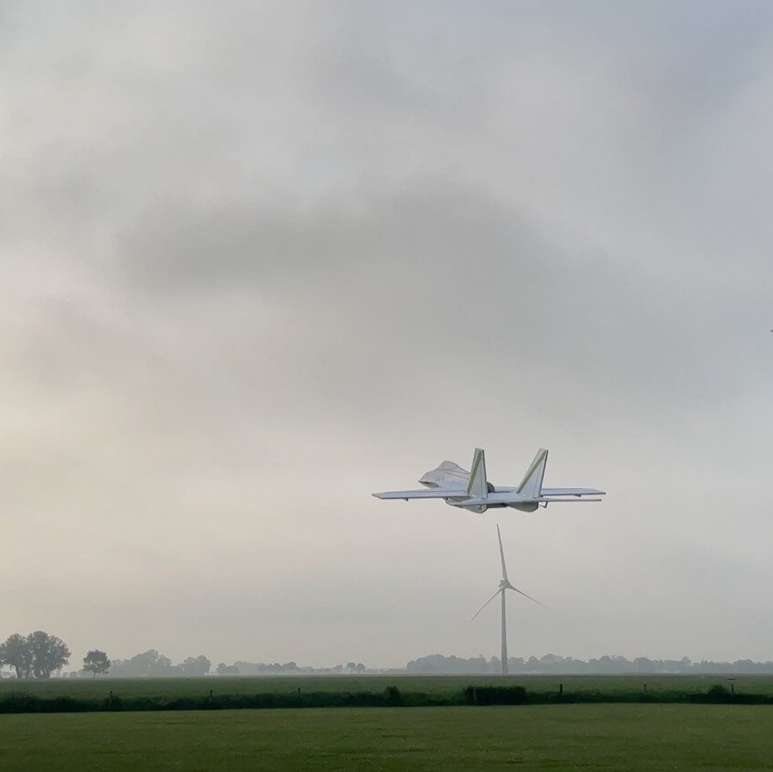 Ueberflug der Modell F-18 aus Depron.