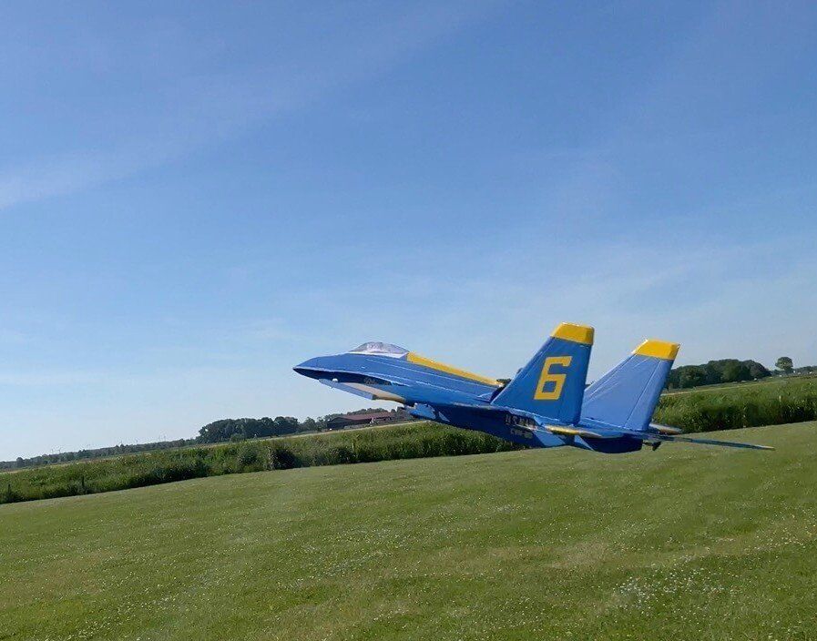 Hier kannst Du in etwa den Abwurfwinkel beim Handstart erahnen. Start im Diskuswurf der F-18 bei schönenm Wetter