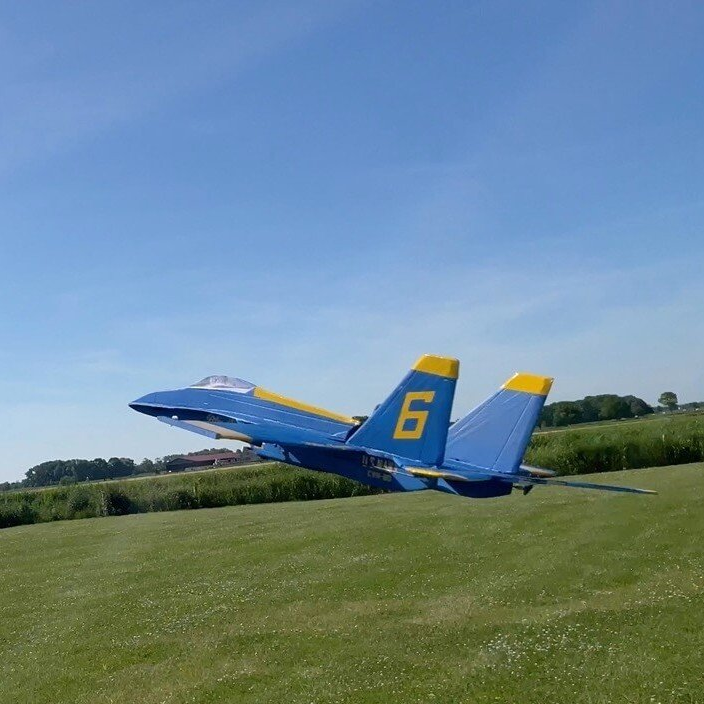 F-18 Profiljet beim Start in der blau-gelben Blue Angels Lackierung.