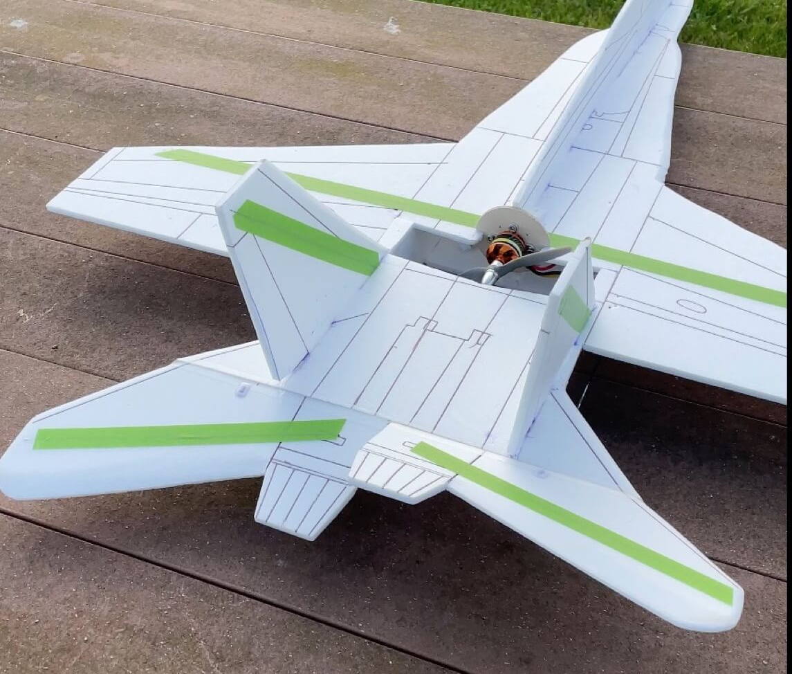 Kontrolle der Tailerons. In diesem Bild, habe ich den Querruder-Steuerknüppel meiner Fernsteuerung nach f-18 vor dem start und kontolle der taileronausschläge