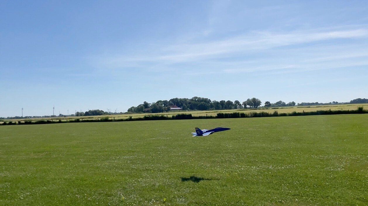 F/A-18 im tiefen Überflug. Tiefer Ueberflug der F-18